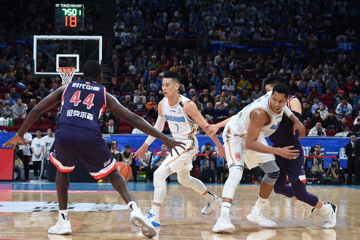 惊心动魄：球员斗志昂扬，全力争夺胜利